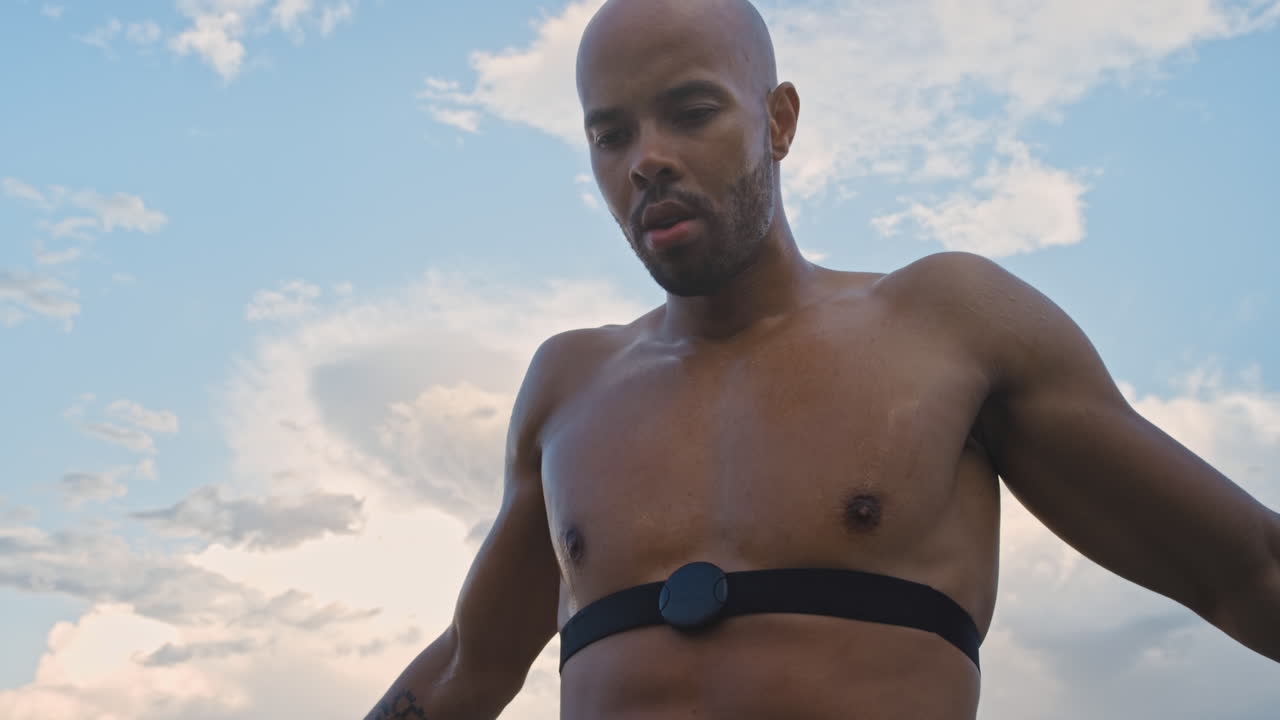 cansado, sudor y condición física con un hombre negro deportivo