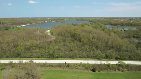 Aerial-vertical-reveal-of-public-park-in-western-suburbs-of-Chicago,-Illinois