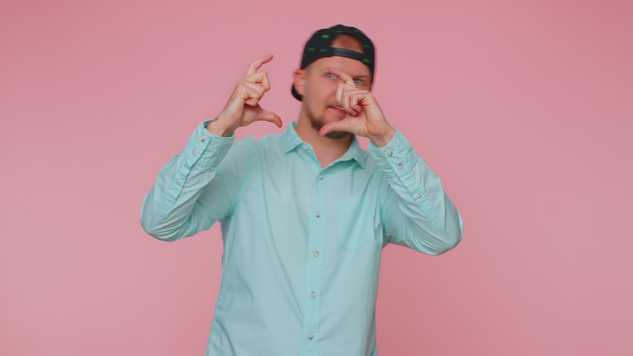 사진작가 남자 손으로 사진 프레임을 제스처하고 을 모방하고 좋은 이미지 사진을 절단합니다.