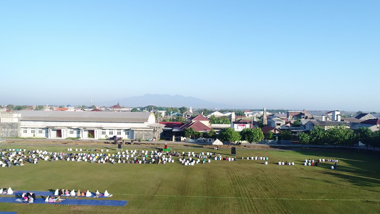 사회적 거리를 지키며 공중에서 촬영된 쇼라트 이드