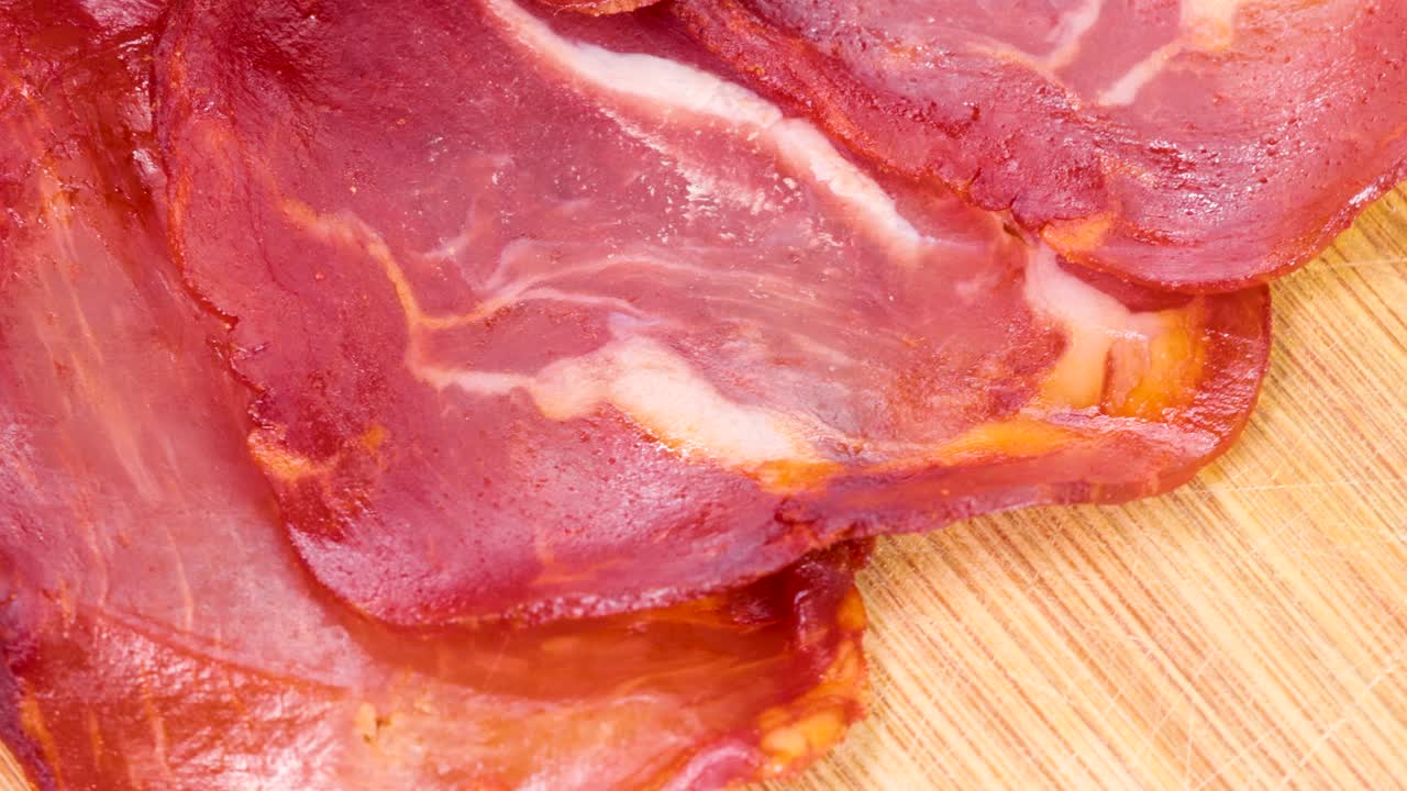 toma macro de lonchas de lomo de cerdo secadas al aire, vista muy cercana en 4k