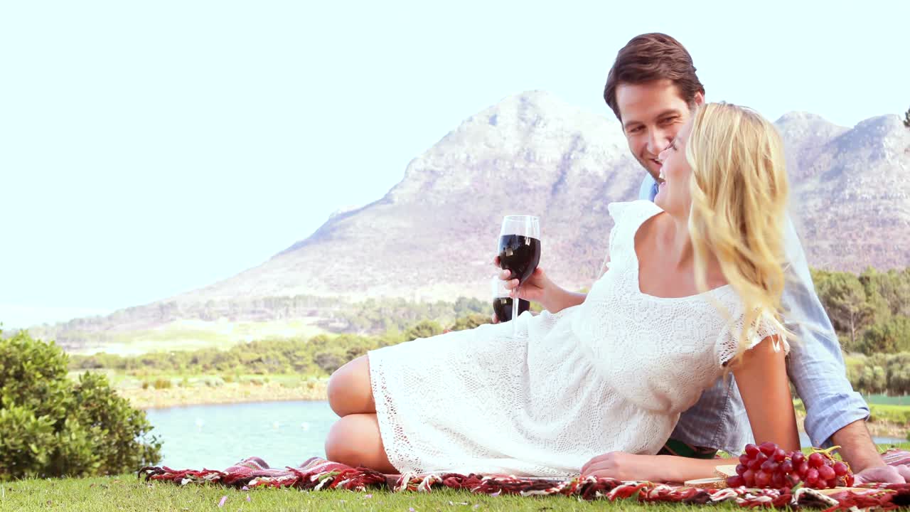 누워있는 커플이 풍경을 가리키고 있습니다.