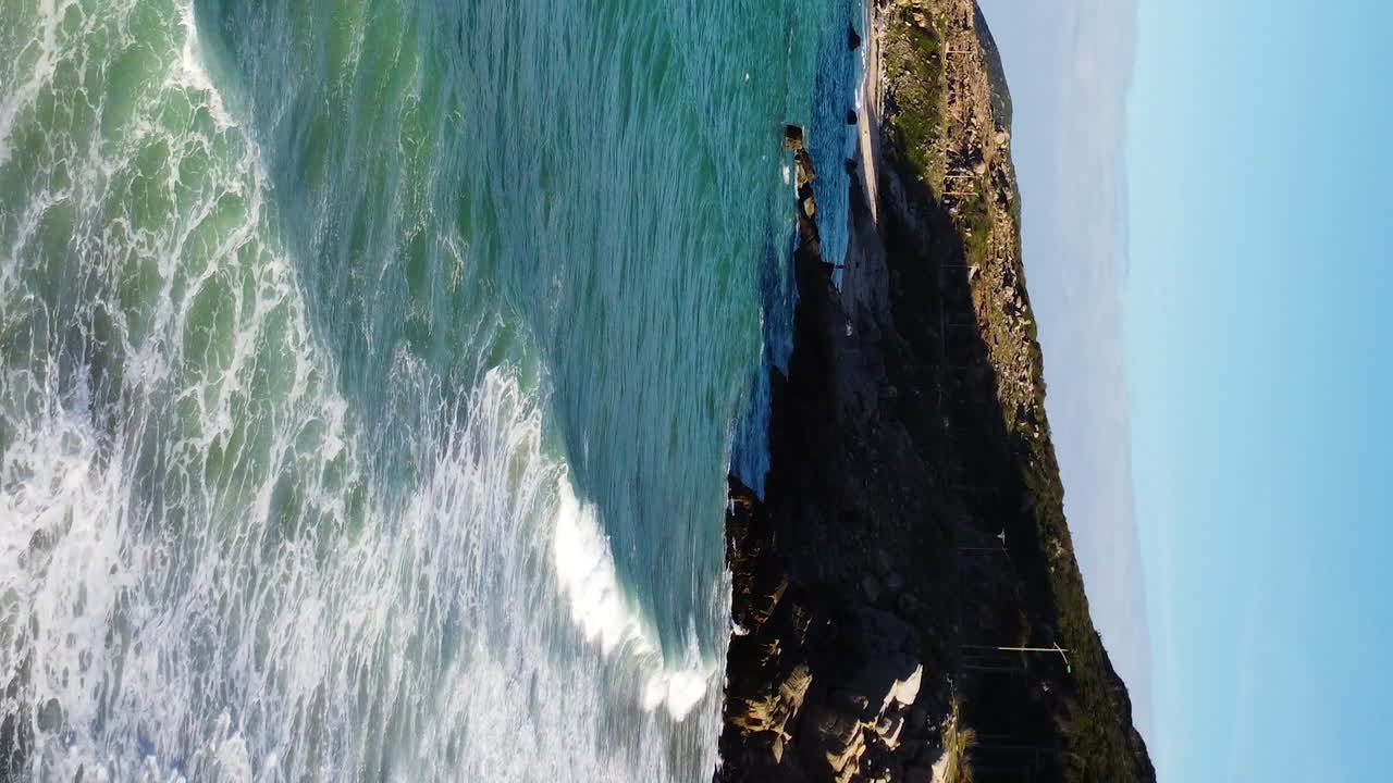 disparo vertical de la costa vietnamita en un día soleado, mar turquesa