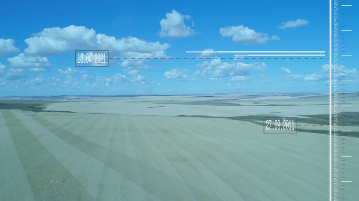 Animazione di date e misurazioni su vista aerea di vasti terreni agricoli.