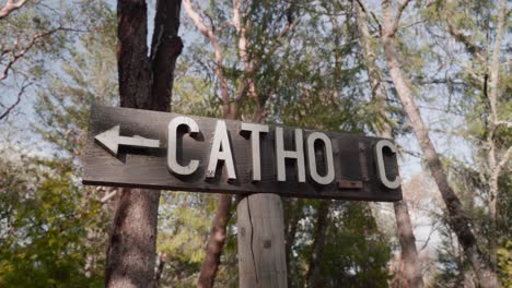 letrero de madera del cementerio que apunta a la sección católica del cementerio - 4k