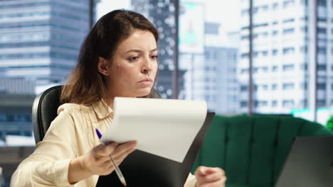 líder corporativo que firma contratos de trabajo y acuerdos para aprobar solicitudes de licencia