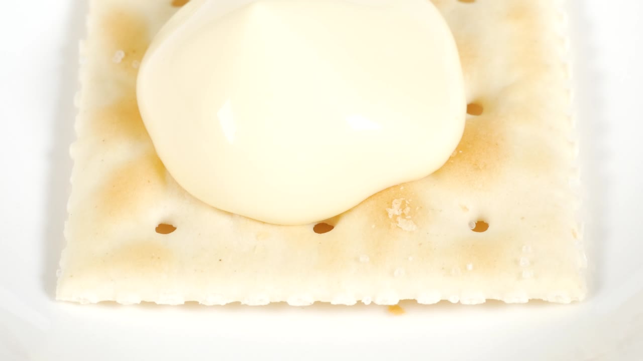 마요네즈와 함께 사각형 크래커