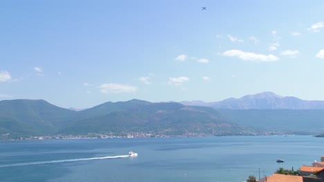 yate cruza la bahía de boka kotorska en el mar adriático