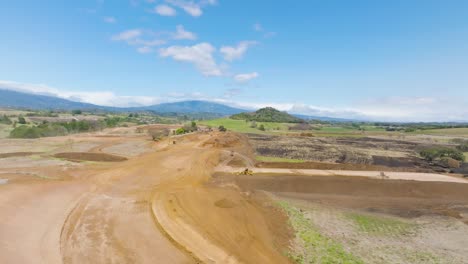 un sitio de construcción completamente plano antes del comienzo de las obras, superficie seca