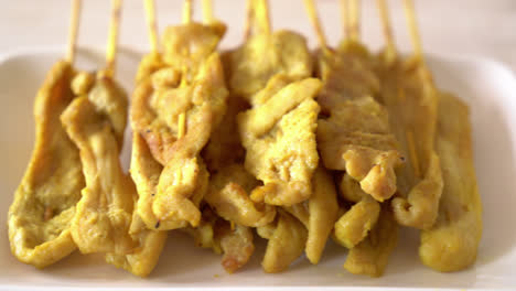 Schweinefleisch-Satay-–-Gegrilltes-Schweinefleisch,-Serviert-Mit-Erdnusssauce-Oder-Süß-Sauer-Sauce