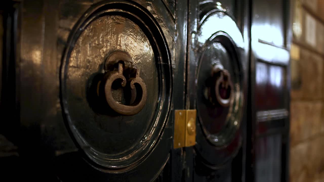 이탈리아 로마에 있는 빈티지 문 손잡이의 랙 포커스를 닫습니다.