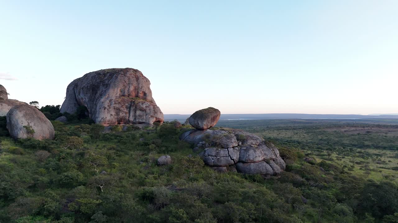 Pungo Andongo Pedras Negras, prehistorické geologické naleziště, Malanje, Angola, jižní Afrika, z vysokého filmového dronu během zlaté hodiny