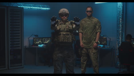 personal militar en un centro de mando futurista