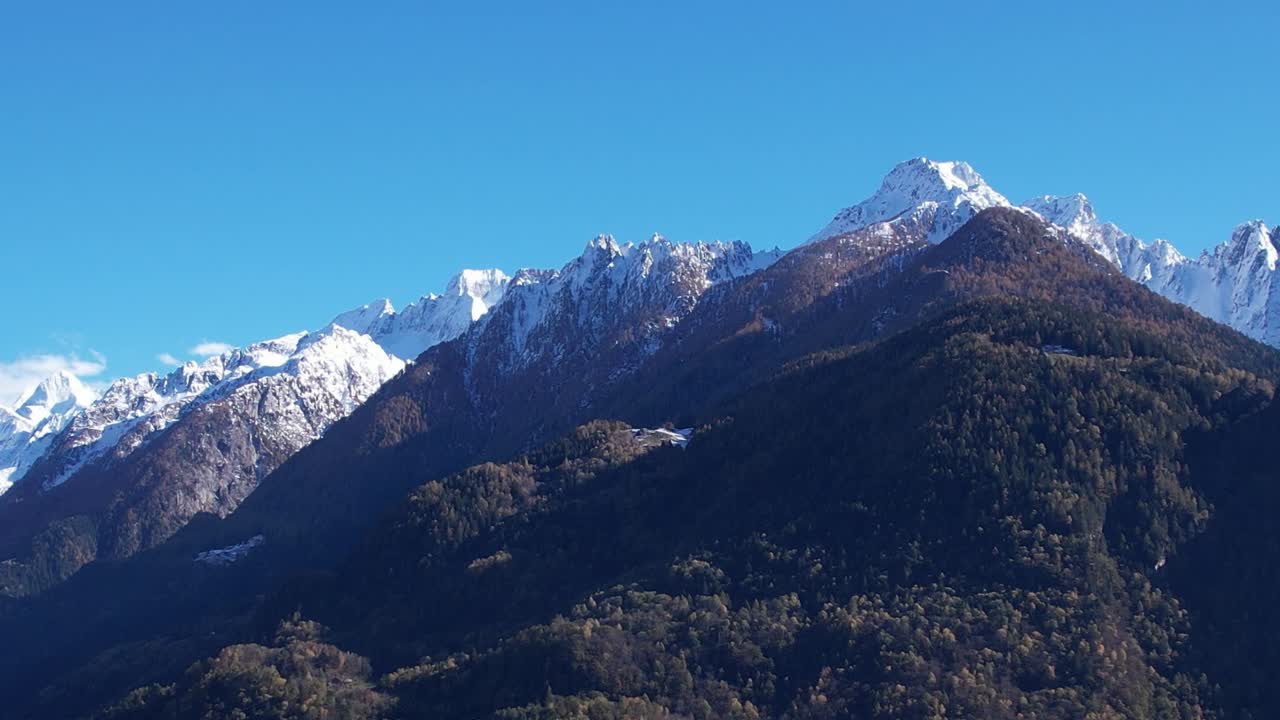 Fantastisk flyfoto av de italienske Alpene som viser snødekte topper