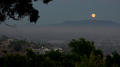 Una-Luna-Llena-Se-Eleva-Sobre-Los-Suburbios-De-Ventura-De-Los-ángeles-Colinas-De-Malibu-Sur-De-California-Salida-De-La-Luna-1