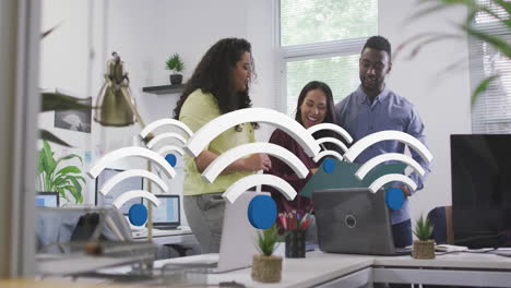 animación de múltiples iconos de wi-fi flotando sobre diversos colegas dando los cinco altos entre sí en la oficina.