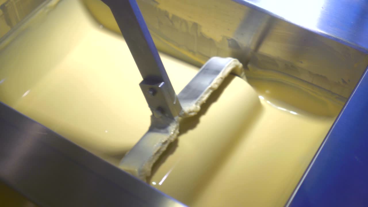 la máquina agita el chocolate líquido en el bucle de la máquina industrial.
