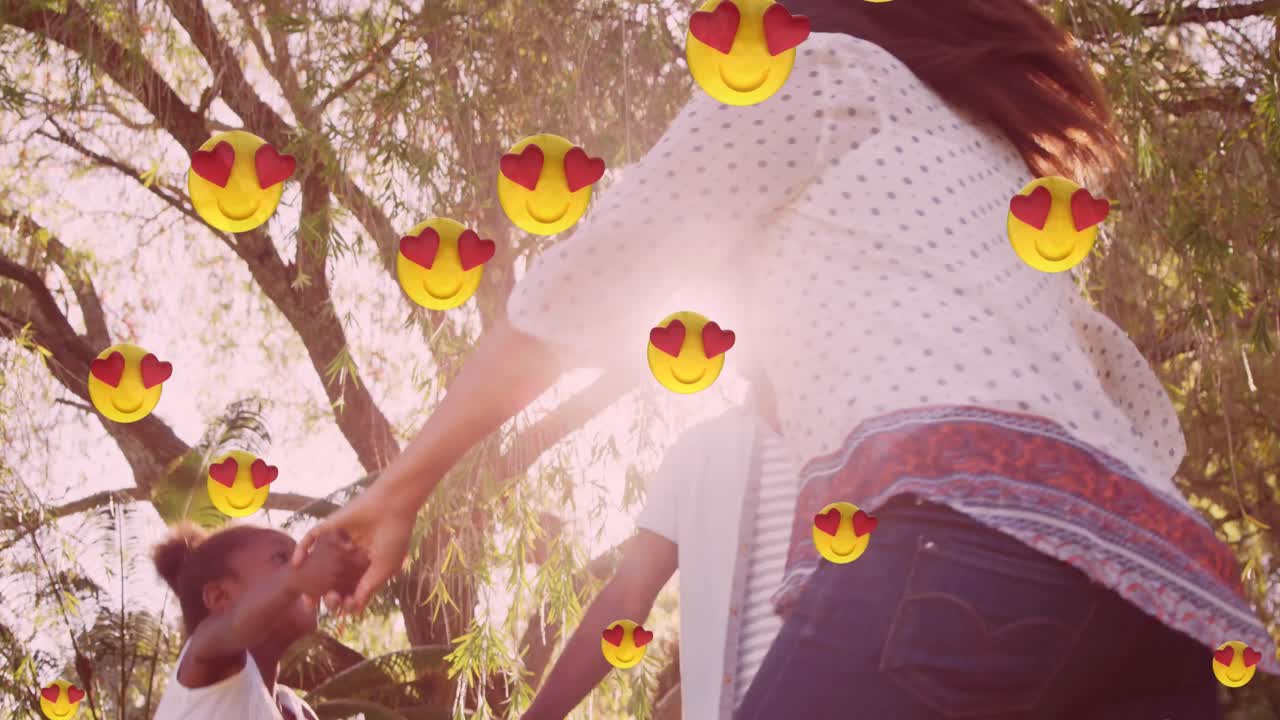 손을 잡고 있는 행복한 아프리카계 미국인 가족 위에 에모지 아이콘의 애니메이션