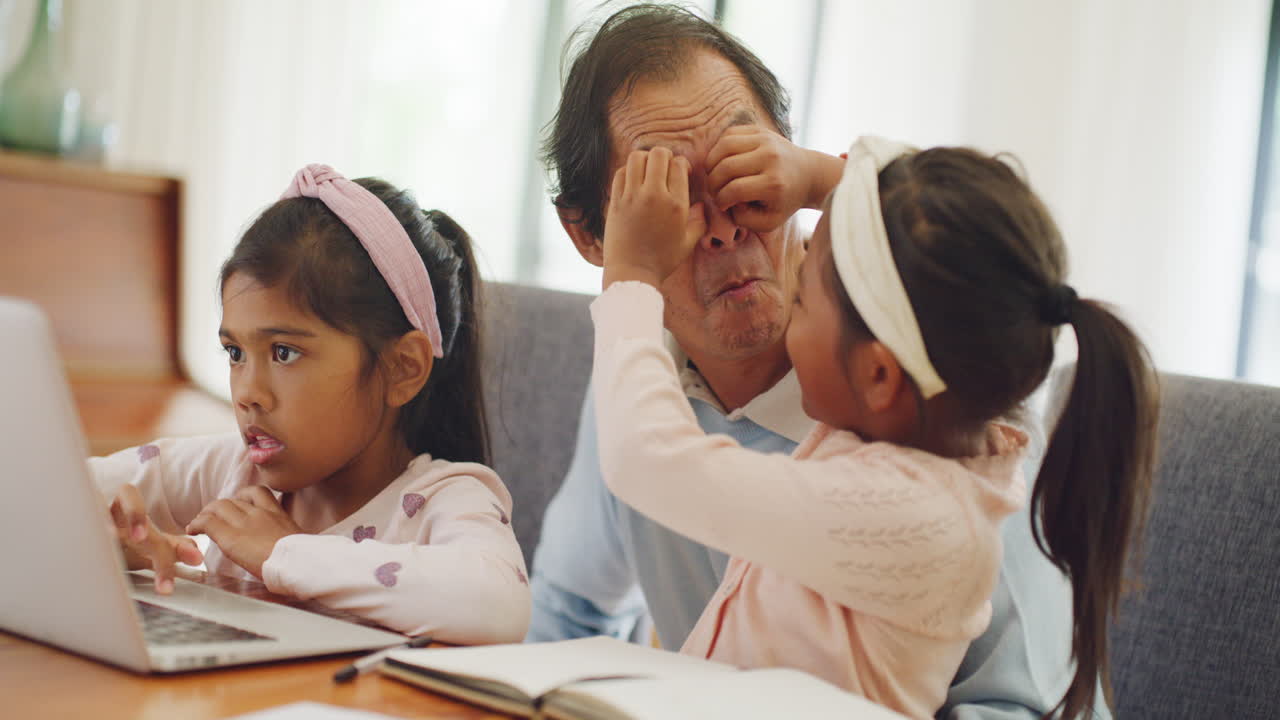 작은 소녀들과 놀고 있는 행복한 할아버지