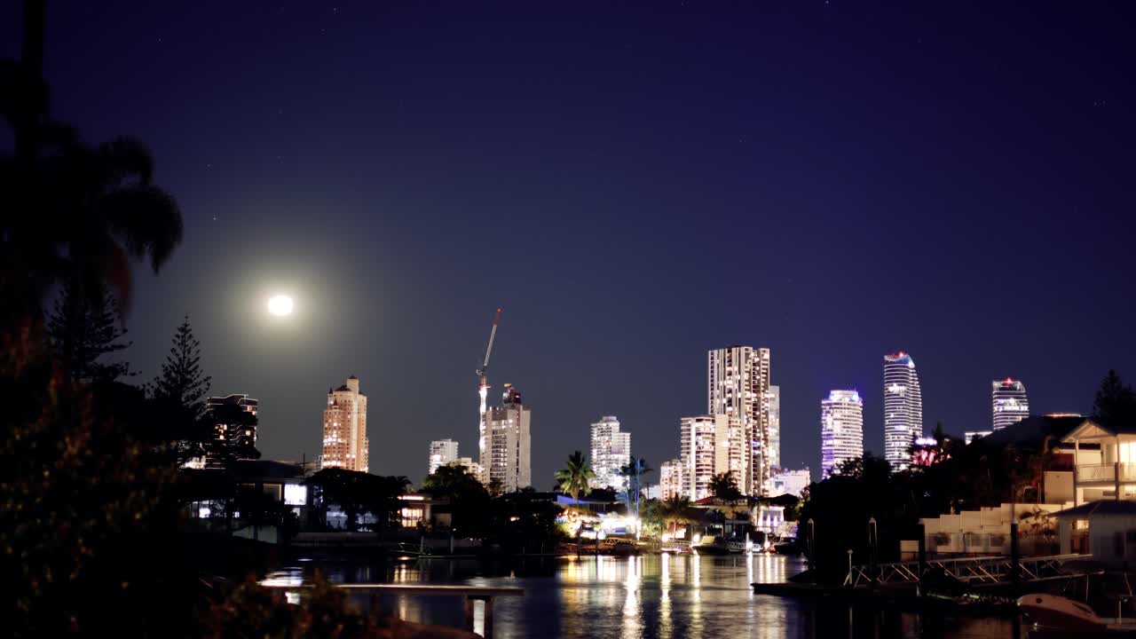 밤 에 도시 지평선 위 에 달이 뜨는 시간