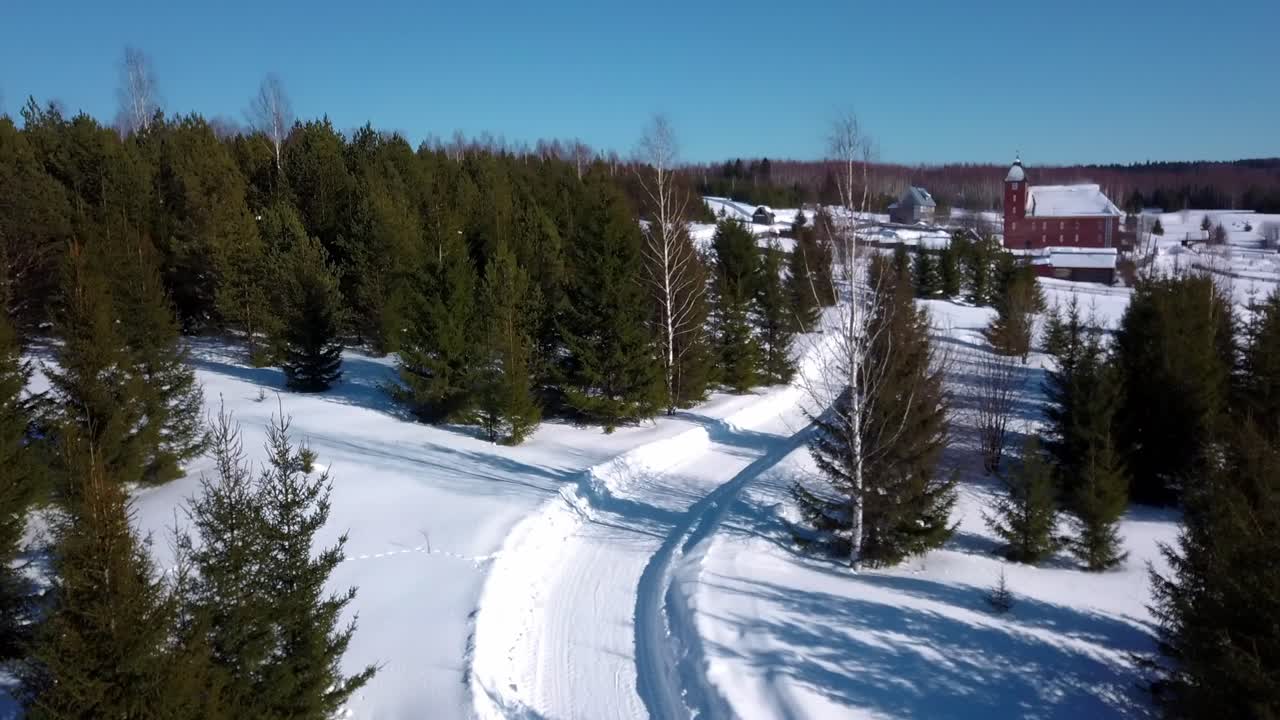 교회 가 있는 눈 인 겨울 마을