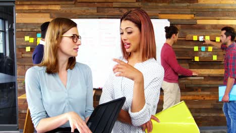 ejecutivos de negocios discutiendo sobre el archivo en una reunión