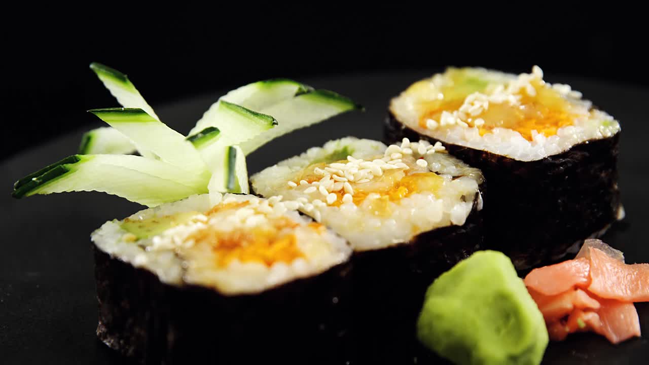rolo de sushi maki servido em bandeja