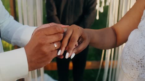 pareja intercambiando anillos durante una ceremonia de boda