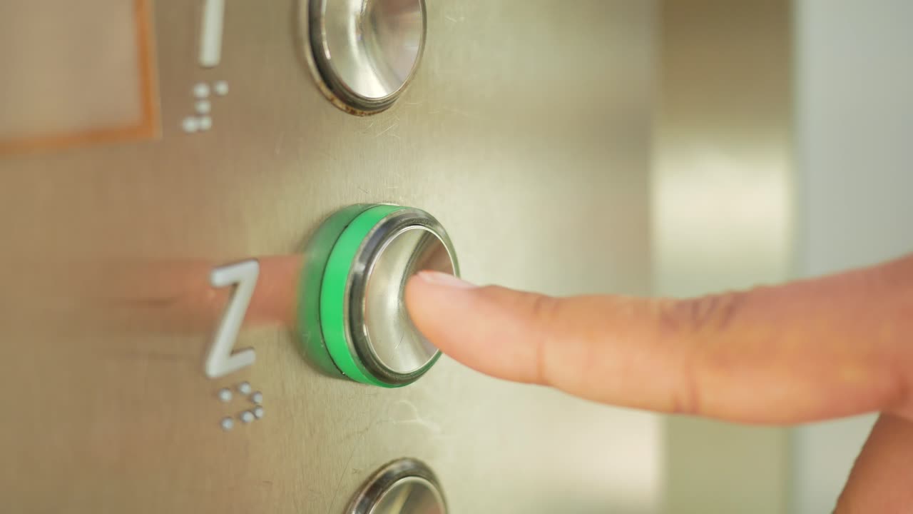 persona presionando el botón del ascensor