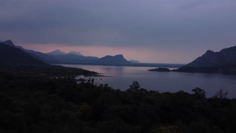 Drohnenaufnahme-Des-Palar-Staudamm-Stausees-Mit-Blick-Von-Palani-Zur-Kodaikanal-Straße-Bei-Sonnenuntergang