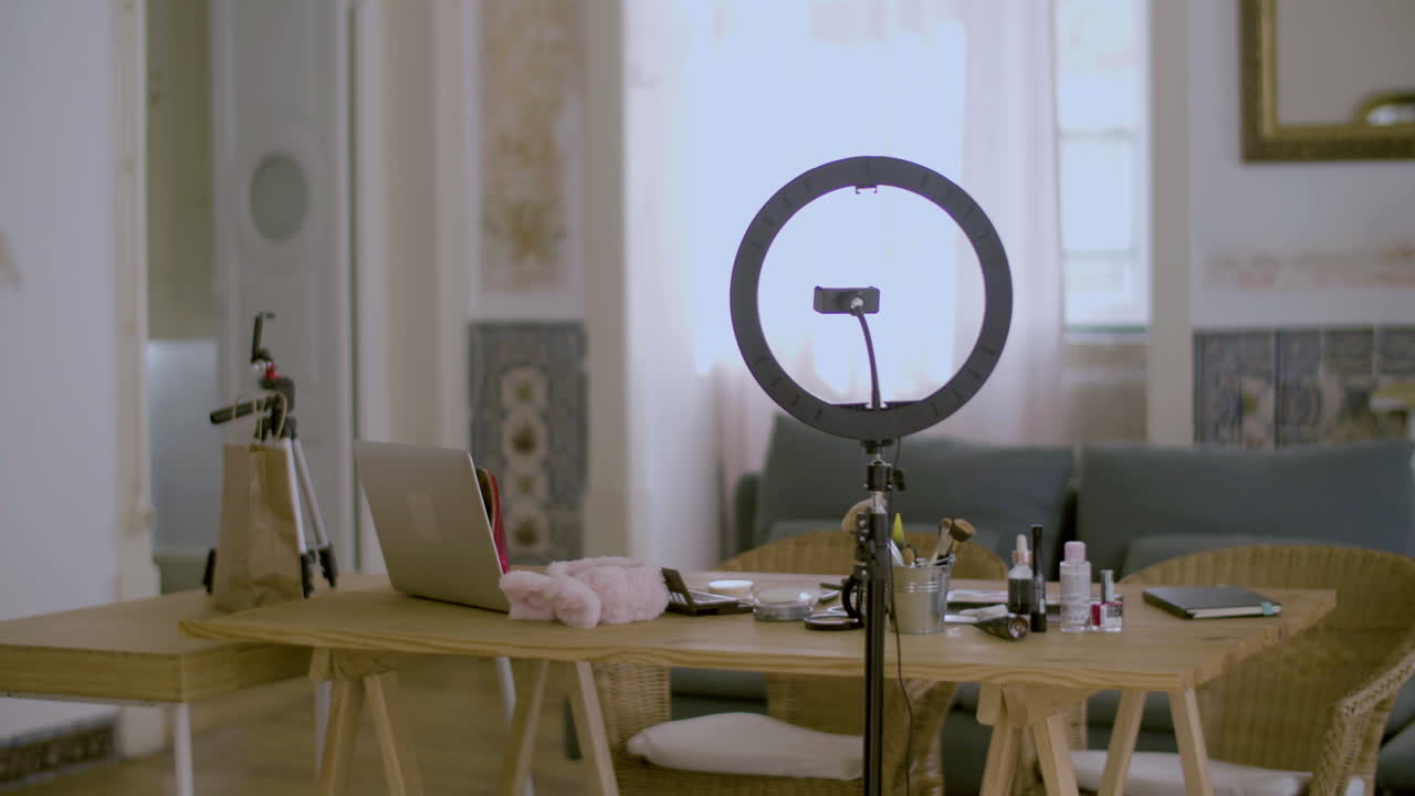 beauty vlogger home studio en una sala de estar vacía