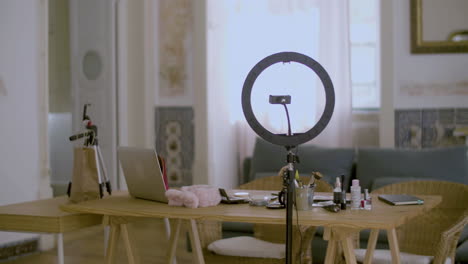beauty vlogger home studio en una sala de estar vacía