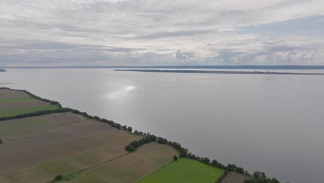 Ruhiger-See-Und-Felder-In-Der-Nähe-Der-Brahehus-Ruinen-In-Der-Nähe-Von-Vättern,-Schweden