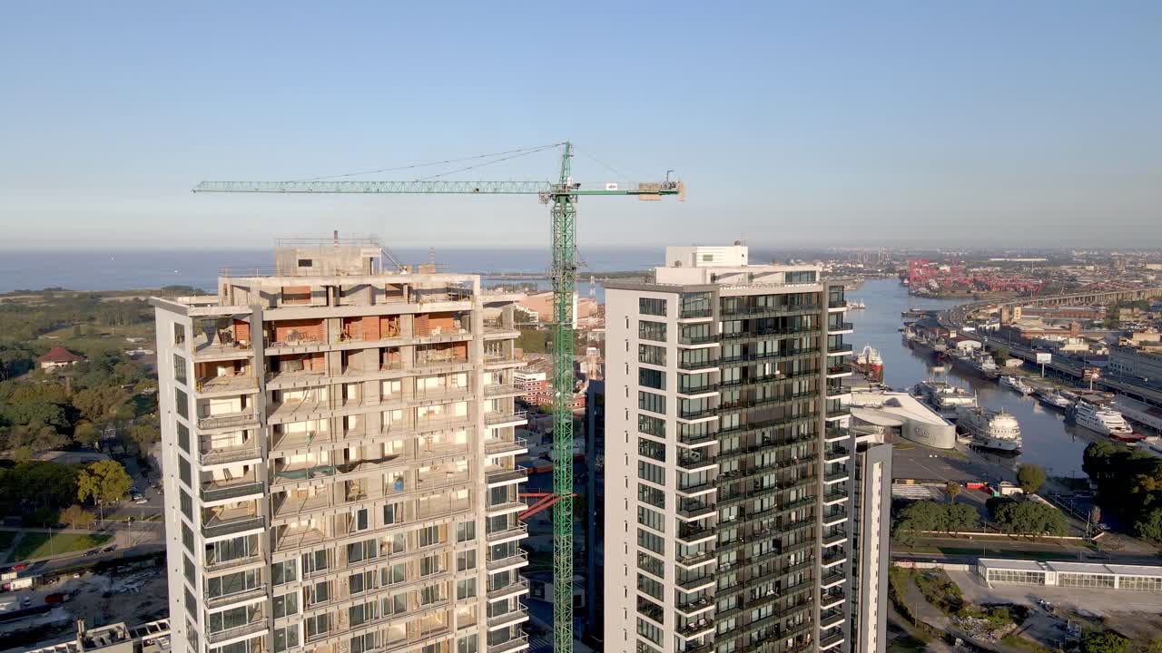 antena de grúa de construcción y rascacielos en construcción, buenos aires