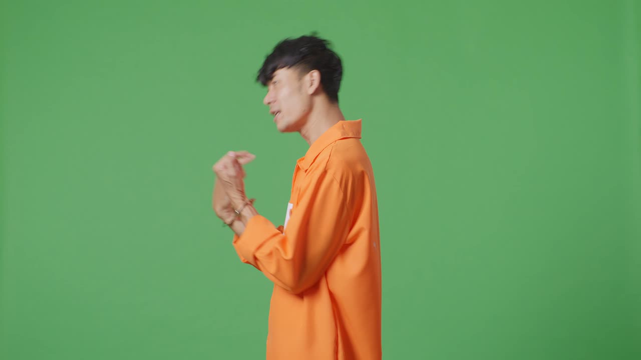 오렌지색 스웨터와 수갑을 입은 남자