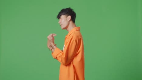 오렌지색 스웨터와 수갑을 입은 남자