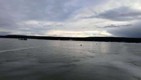 Wintersport-Von-Oben:-Luftbild-Von-Eisfischerhütten-Am-Lac-La-Hache-See-In-Britisch-Kolumbien,-Kanada