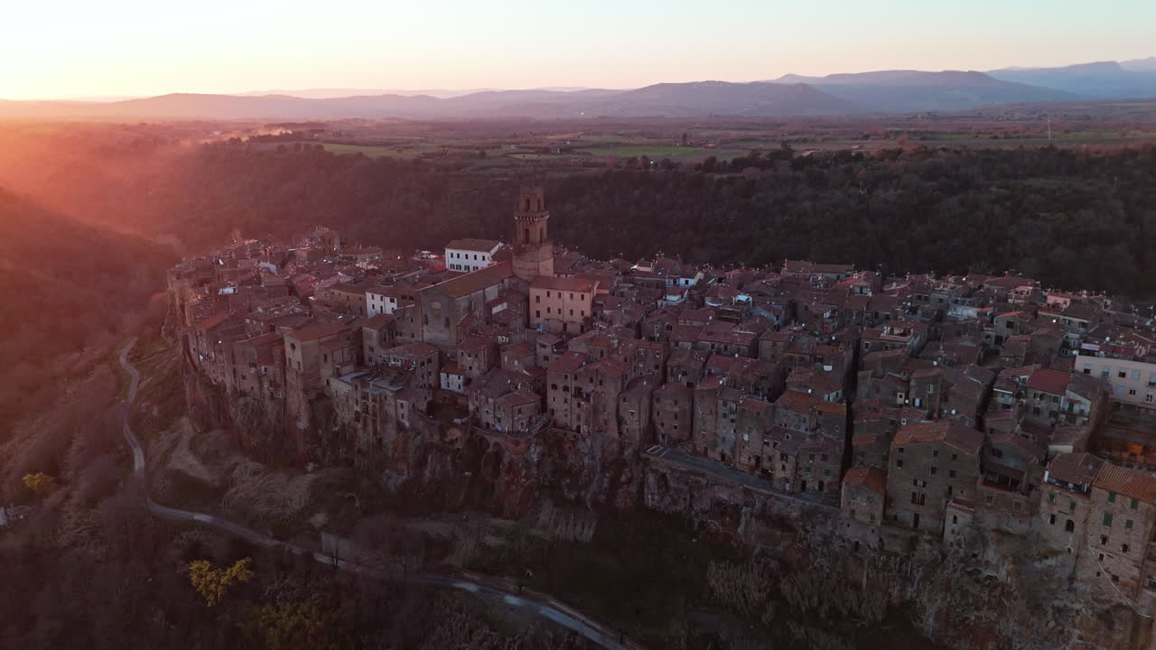 Veduta aerea di Pitigliano, Toscana al tramonto, catturata in serena bellezza.
