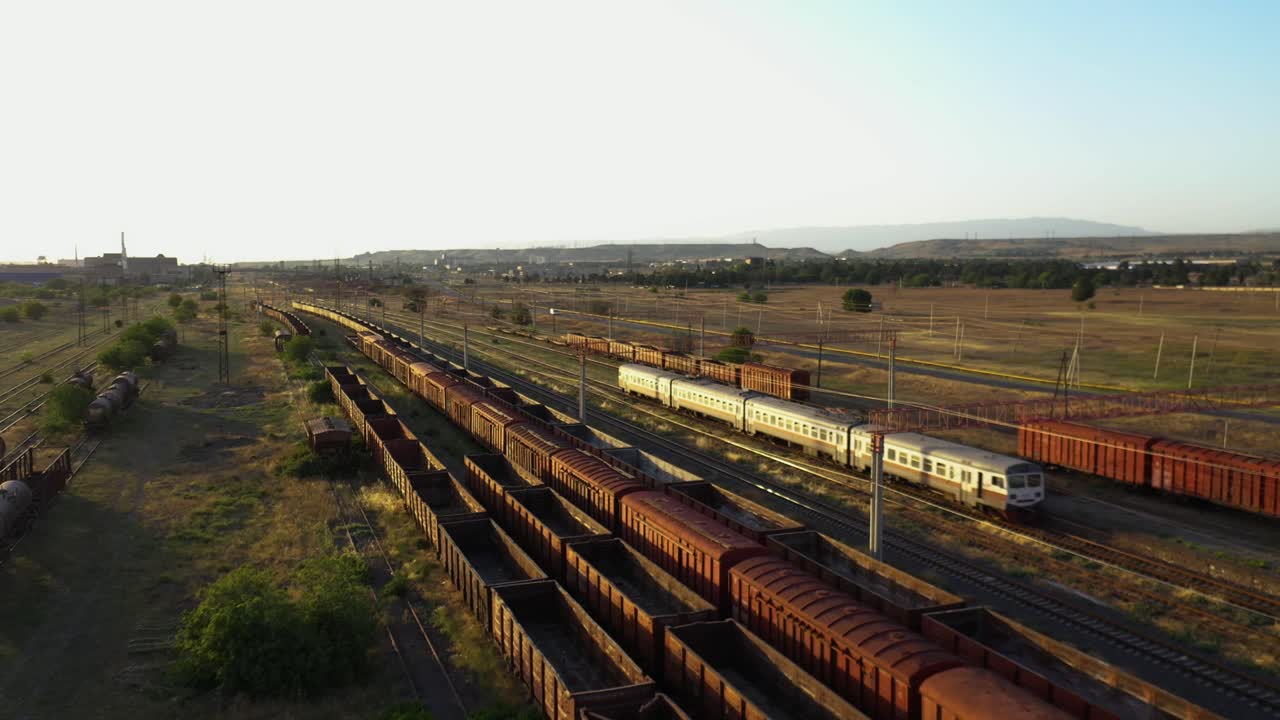 vista aérea de un tren civil en el ferrocarril moviéndose hacia la estación en georgia