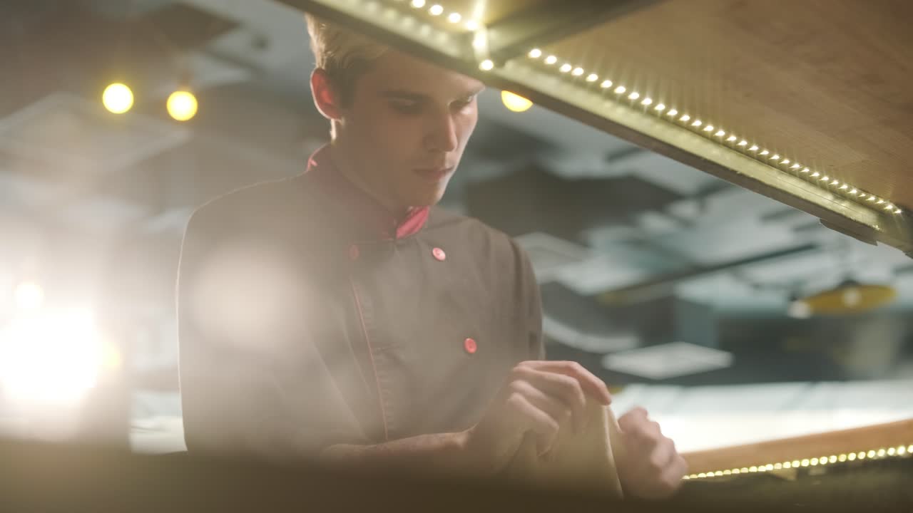 hombre cocinando pizza en la cocina de un restaurante