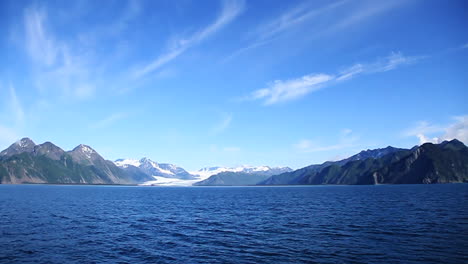 在阿拉斯加的湖泊中波浪波浪 背景是山脉和冰川