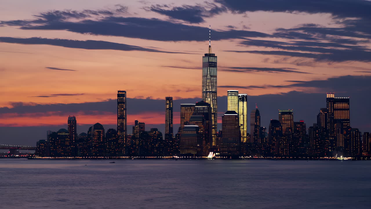horizonte de la ciudad de nueva york al atardecer