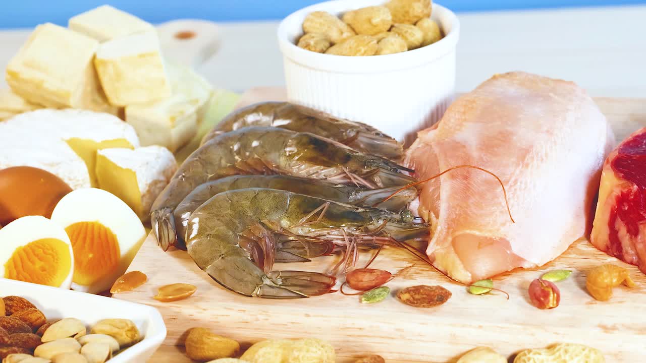 una vibrante exhibición de varios alimentos ricos en proteínas, incluidos nueces, mariscos y productos lácteos, dispuestos en una superficie de madera con iluminación brillante