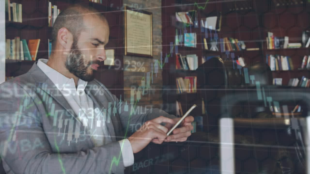 animación del procesamiento de datos sobre un hombre de negocios biracial que usa un teléfono inteligente