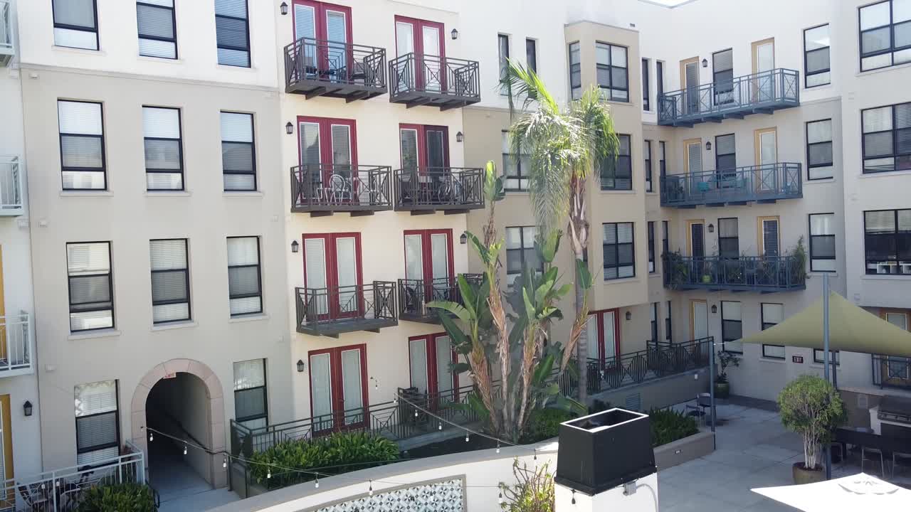 vista de los asientos exteriores del restaurante en el complejo hotelero