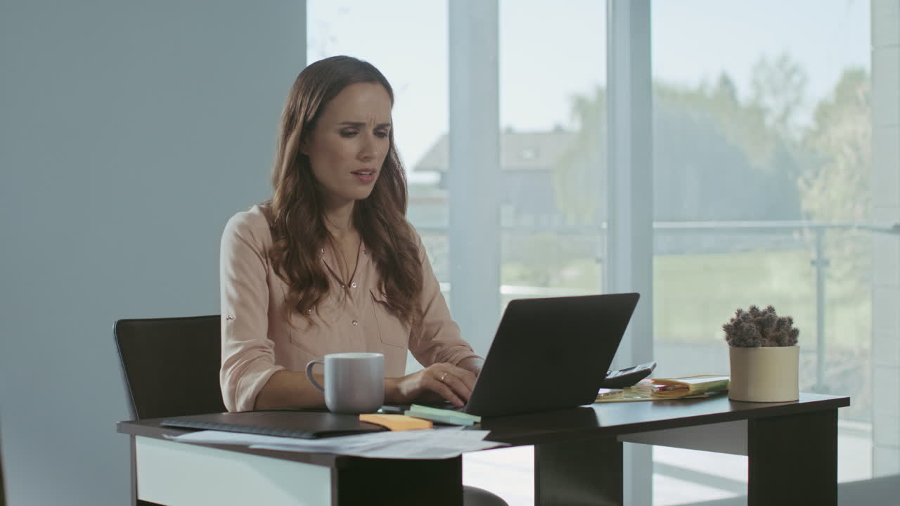 Donna d'affari che chiude il computer portatile. Donna stanca che finisce il lavoro sul posto di lavoro