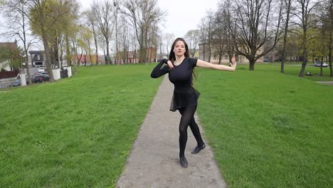 bailarina moderna actuando en un lugar al aire libre