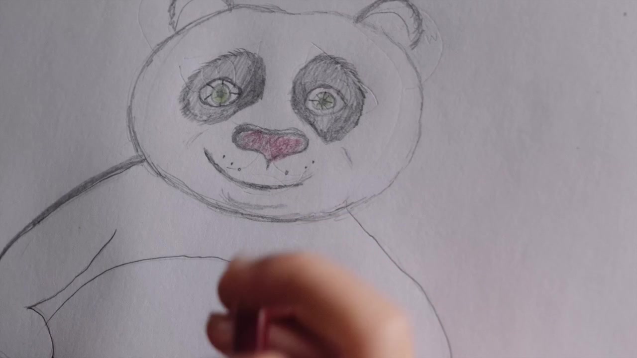 A mão de uma menina desenhando um urso fofo em um pedaço de papel