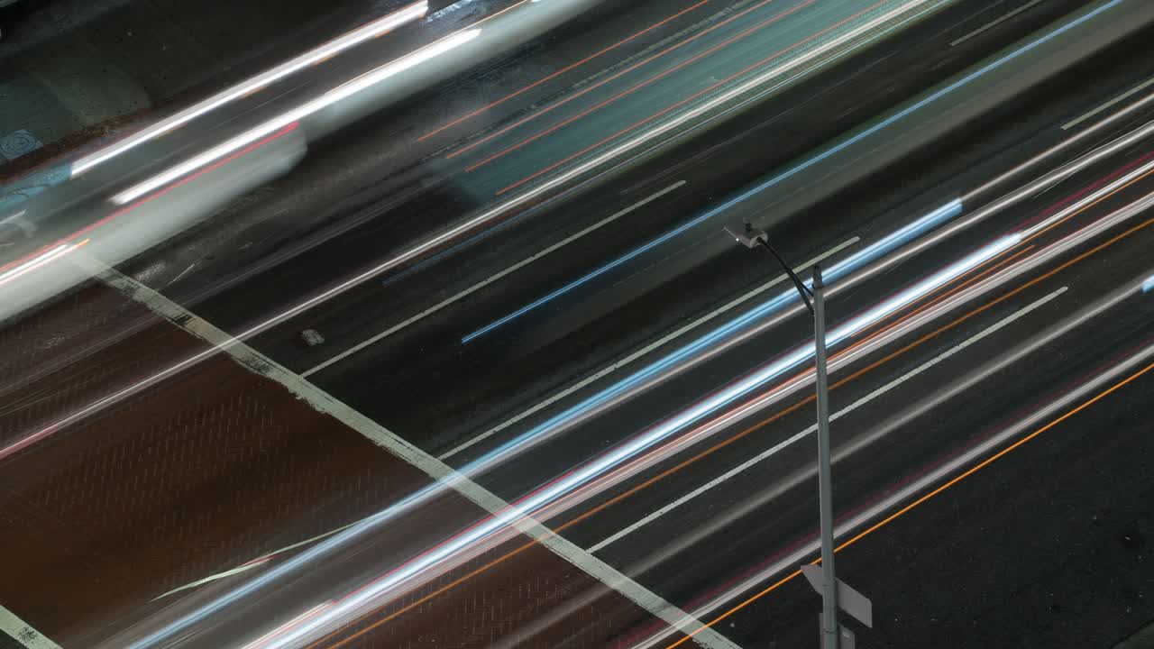 la 시내의 교차로에서 빛의 경로와 함께 야간 교통의 시간 지연