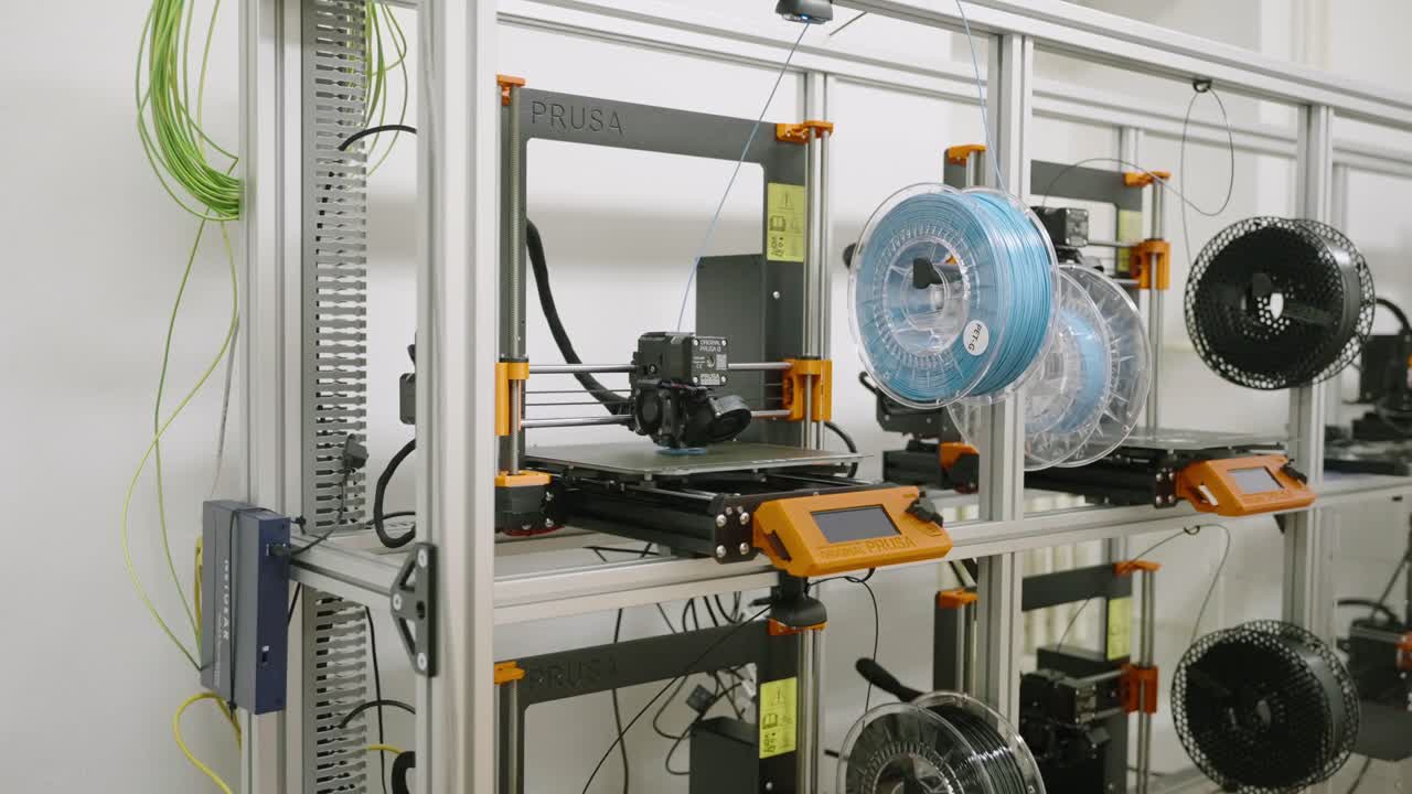 등급, 중간  ⁇ , 3d 프린터의 농장, 왼쪽 프린터는 인쇄의 시작에 있습니다 파란 스프로켓  ⁇  실험실에서